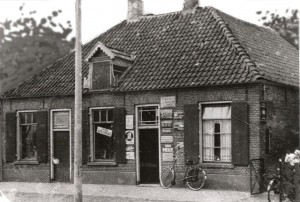 geboortehuis vanHermannus en Johannes Mekenkamp Dorpsstraat 36 aan de linkerkant was de tapperij de halve maan vroeger