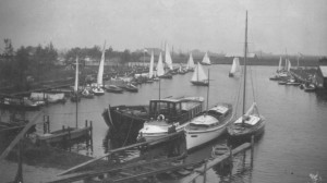 Het motorjacht "Grayling" van dokter Veldhuyzen van Zanten (links op de voorgrond met stuurhut).